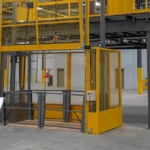 Elevador com porta automática